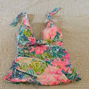 Lilly Pulitzer built in bra halter tankini
Great condition.